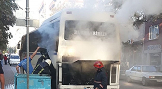 Park halindeki otobüs alev aldı