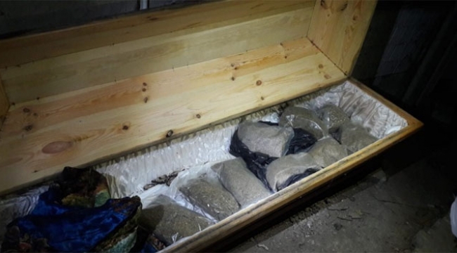 Tabutun içinden 10 kilo bonzai çıktı