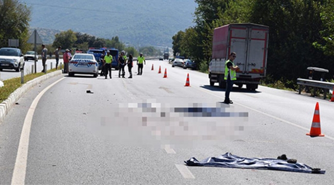 Tır motosiklete çarptı 1 ölü
