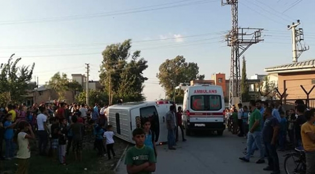 Adana’da okul servisiyle otomobil çarpıştı