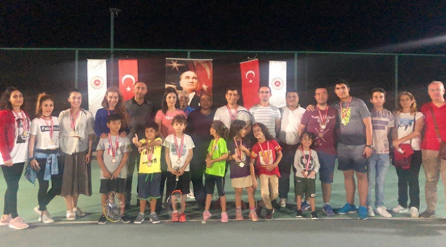 Adliyeciler teniste madalyaları topladı