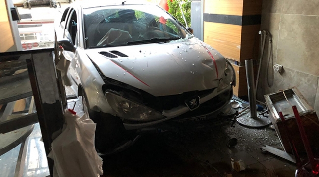Direksiyon hakimiyeti kaybolan otomobil kafeye daldı