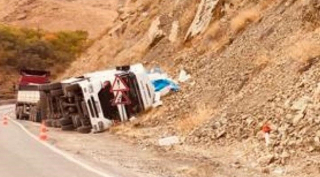 İnşaat malzemesi yüklü tır yan yattı