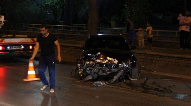 Kaza yapan lüks otomobilin sürücüsü çıkmadı