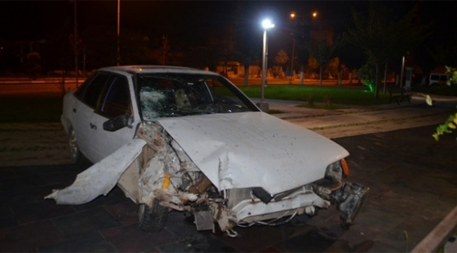Kaza yaptı otomobilini bırakıp kaçtı