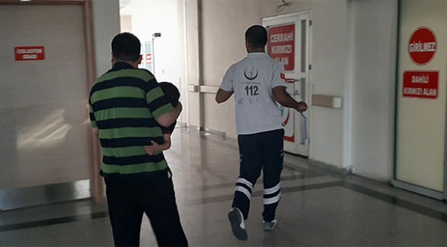 Küçük çocuğun üzerine buzdolabı düştü