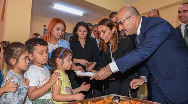 Minik öğrencileri elleriyle besledi