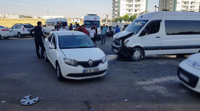 Öğrenci servisi kaza yaptı: 9 yaralı