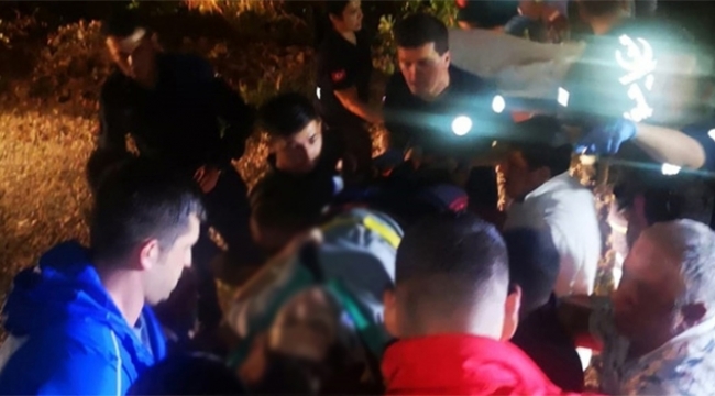 Otomobilde sıkışan eşinin elini bir an bile bırakmadı