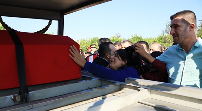 Şehit Adana'da gözyaşlarıyla son yolculuğuna uğurlandı