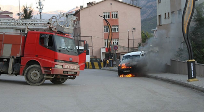 Seyir halindeki araç alev aldı