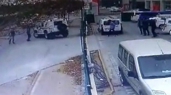 Trafikte tartıştığı gençlerin araçlarını ezdi