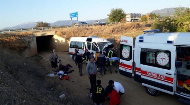 Turistleri taşıyan minibüs kaza yaptı