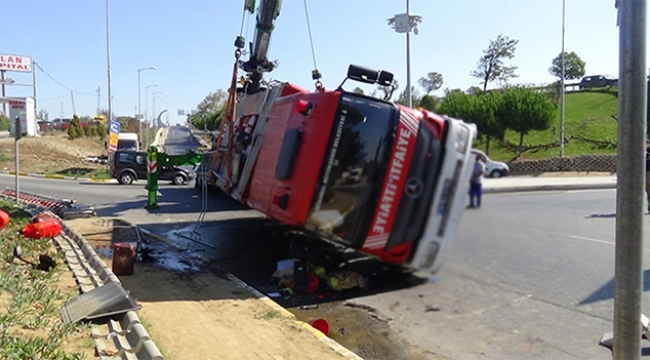 Yangına giden itfaiye aracı devrildi