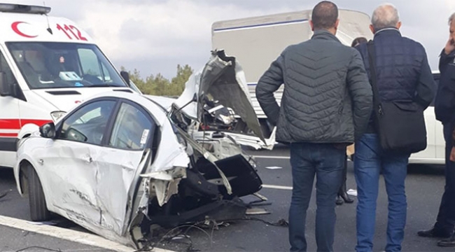 Bariyerlere çarpan araç ikiye bölündü
