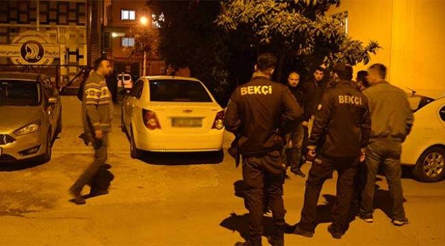 Evinin önünde silahlı saldırıya uğradı