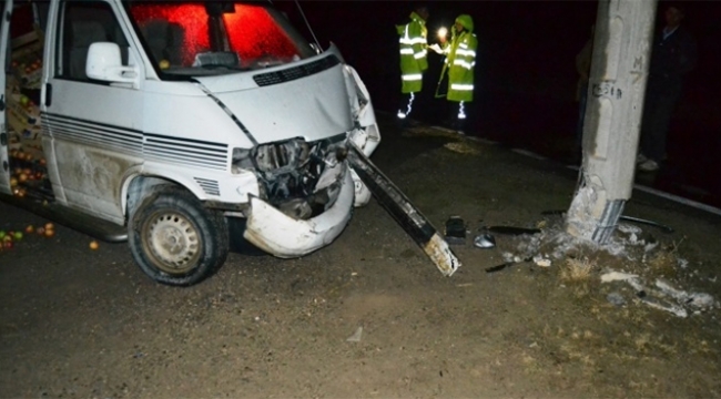 Minibüs elektik direğine çarptı
