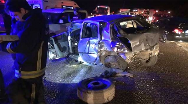 Minibüs ile otomobil kafa kafaya çarpıştı