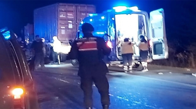 Minibüs tıra arkadan çarptı: 5'i çocuk 8 yaralı