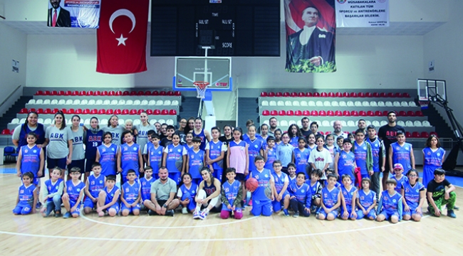 Minik basketbolcular ablalarıyla bir araya geldi