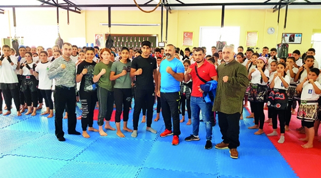 Muay Thai’nın dünya yıldızı  köylü sporcularla idman yaptı