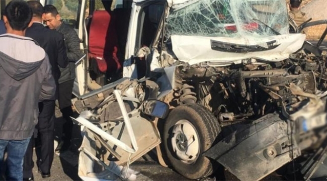 Öğrenci servisi tırla çarpıştı ölü ve yaralılar var