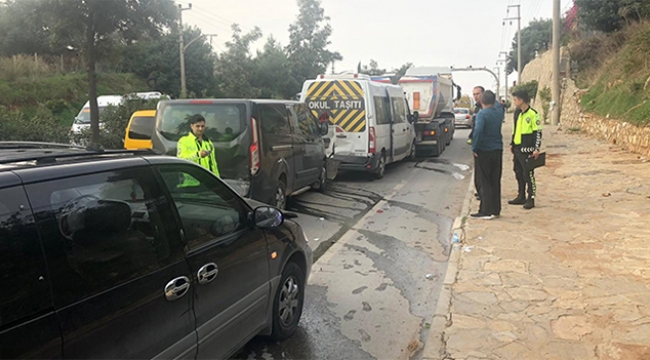 Okul servisi kaza yaptı: 6'sı öğrenci 9 yaralı