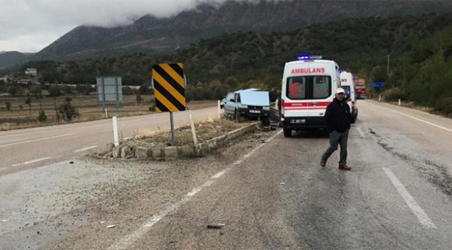 Otomobil ile minibüs çarpıştı 1 ölü