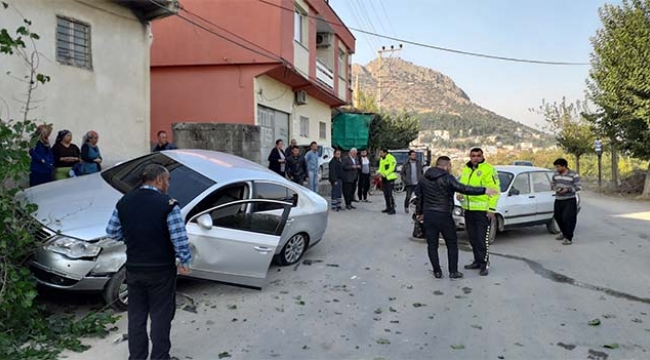 Otomobiller kafa kafaya çarpıştı