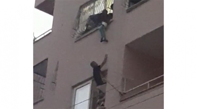 Pencere önünde oynayan çocuk korkuluklara asılı kaldı