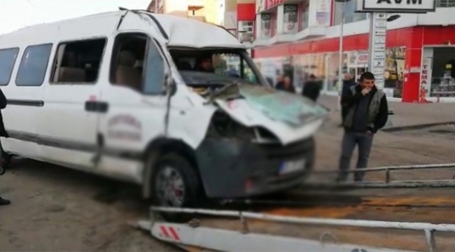 Servis minibüsü kaza yaptı yaralılar var