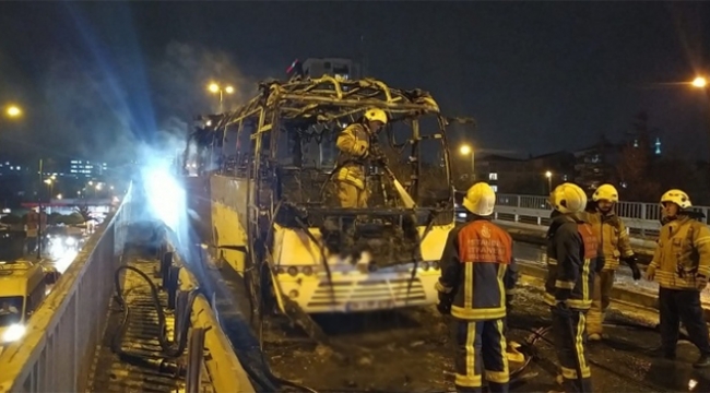 Seyir halindeki midibüs alev alev yandı