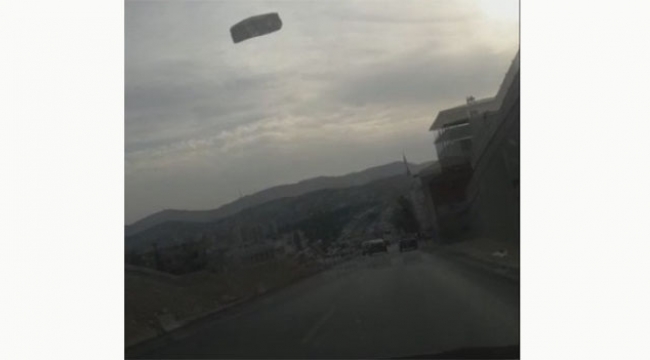 Seyir halindeki otomobilin üzerine parke taşı düştü