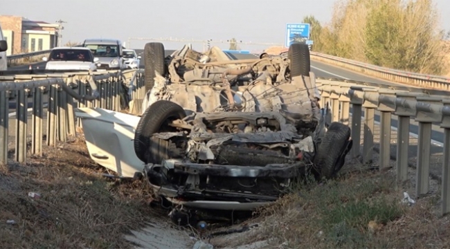 Tıra çarpan otomobil sürüklenerek ters döndü