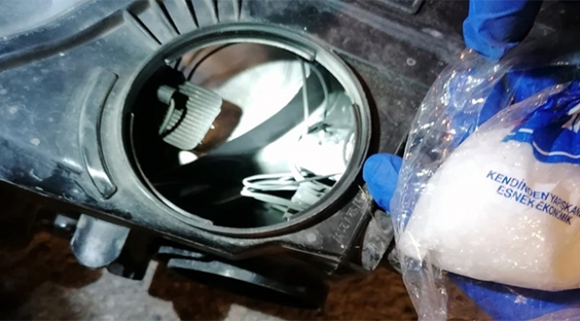 Uyuşturucuyu otomobilin farlarına sakladılar