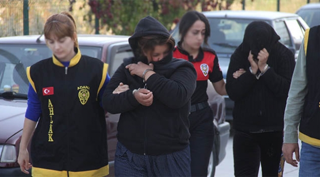 Yardım ettiği kadınlar tarafından soyuldu
