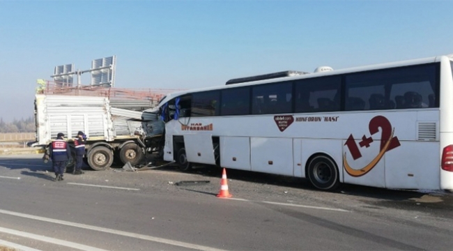 Yolcu otobüsü ile tır çarpıştı