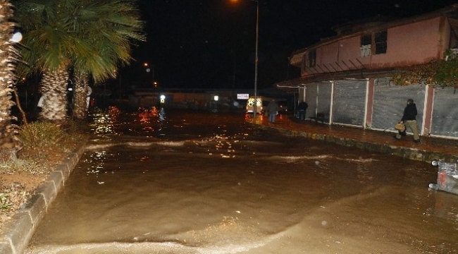 Adana'da cadde ve sokaklar sular altında