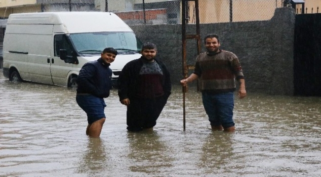Adana’da şiddetli yağmur nedeniyle eğitime ara verildi