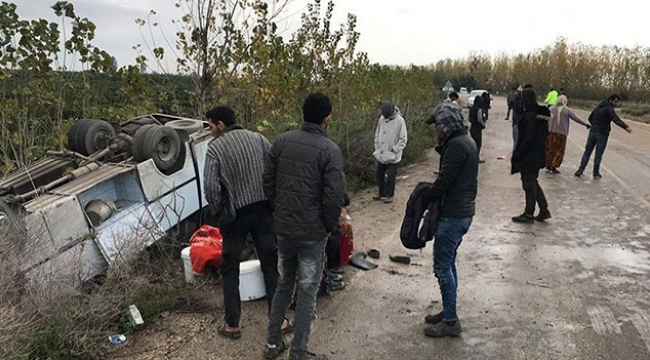 Adana'da tarım işçilerini taşıyan midibüs devrildi
