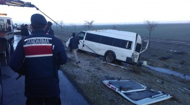 Araçlar şarampole yuvarlandı: 12 yaralı