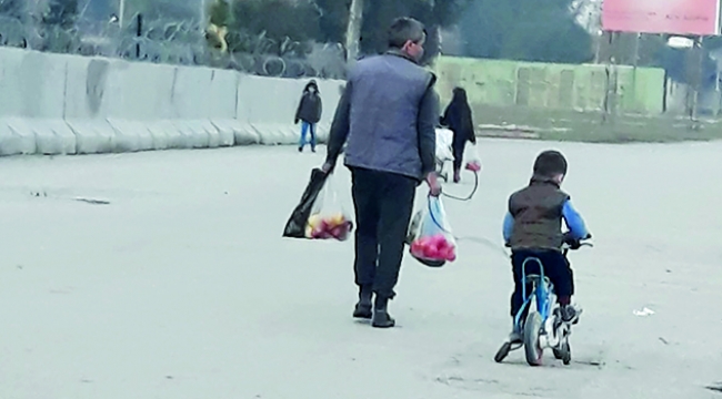 Baba sevgisidir bu; kimi zaman iple bağlanır, kimi zaman kalple