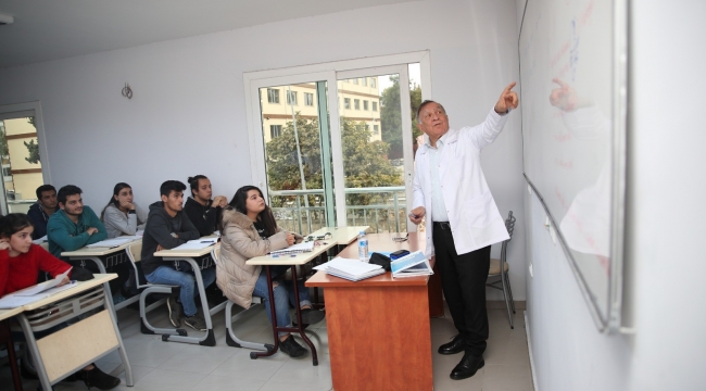 Başkan Akay, kimya dersi anlattı