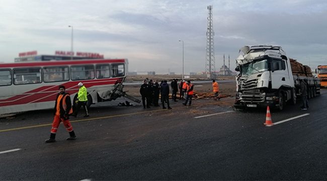 Durakta yolcu alan halk otobüsüne tır çarptı