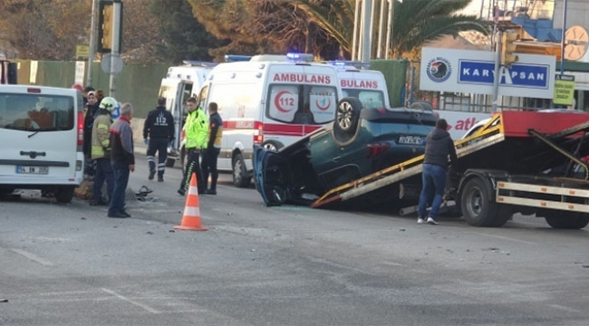 Engelli çocukları taşıyan servis minibüsü ile otomobil çarpıştı