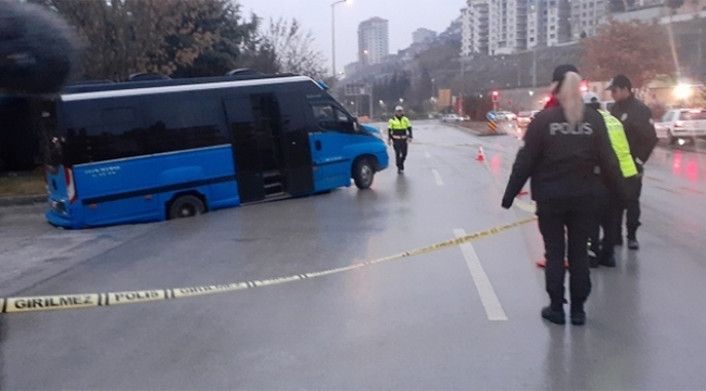 İçi dolu dolmuş çöken yolun içine düştü