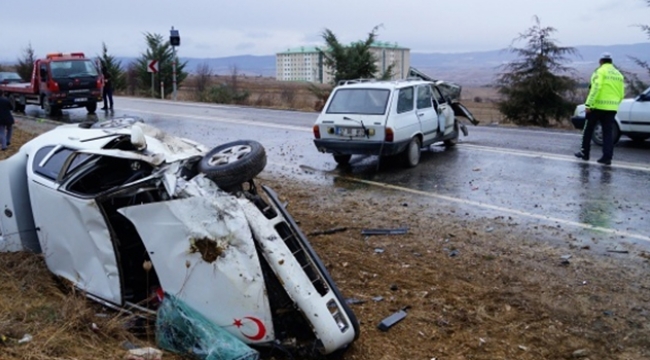 İki otomobil çarpıştı: 1 ölü, 2 yaralı