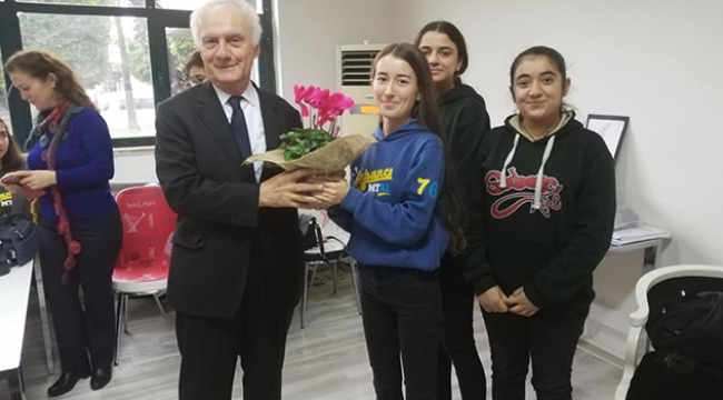 İktisadın duayeni edebiyat öğrencileri de yetiştirmiş
