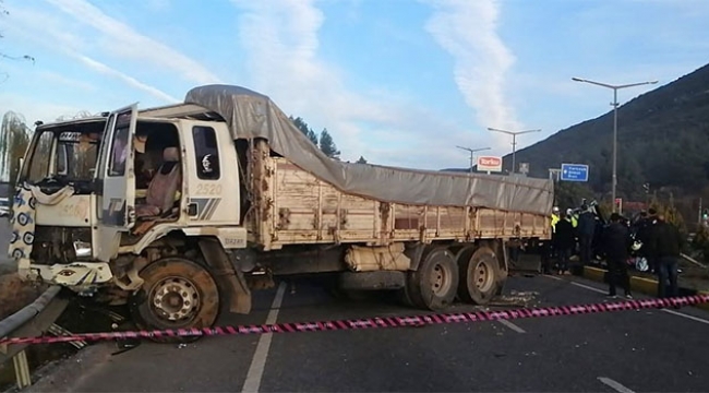 Kamyon ile otomobil çarpıştı