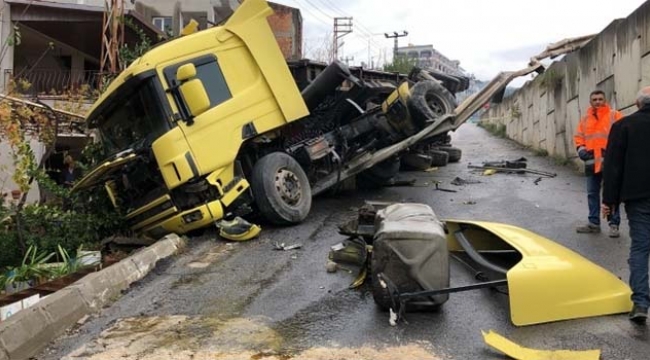 Kayganlaşan yoldan çıkan tır evin bahçesine uçtu